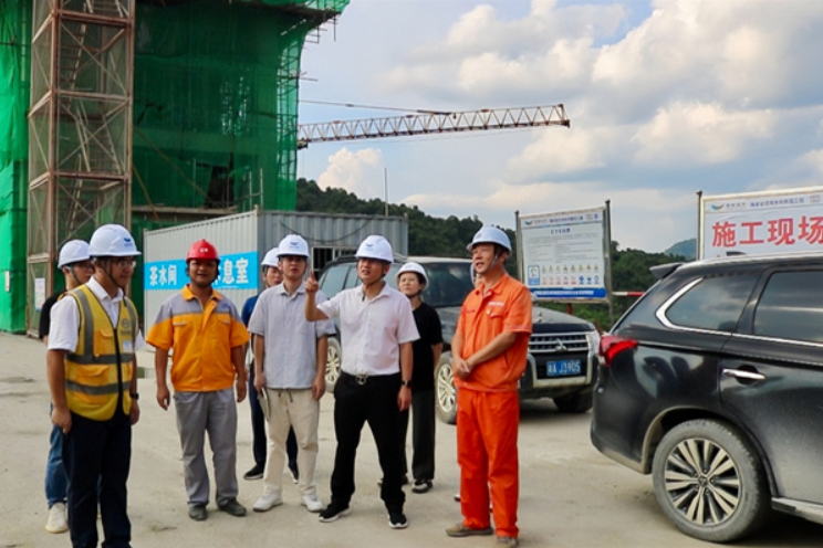 卓豪（右3）在迈湾水利工程审计中核查大坝建设情况